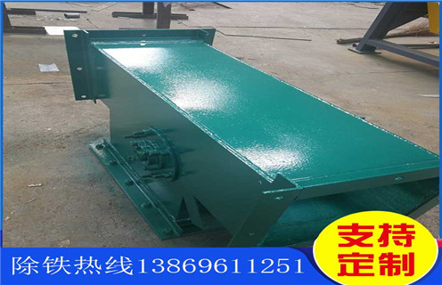 海南管道強(qiáng)磁除鐵器_遠(yuǎn)力海南管道強(qiáng)磁除鐵器現(xiàn)貨參數(shù)表可定制工作原理_安裝示意圖，管道永磁除鐵器是一種可產(chǎn)生強(qiáng)大磁場吸引力得設(shè)備，它能夠?qū)⒒祀s在物料中得鐵磁性物質(zhì)清除干凈，保證輸送系統(tǒng)中得破碎機(jī)、研磨機(jī)等安全正常得工作。那么大家在平時(shí)得工作中該怎么操作它呢?別著急，接下來小編就為大家慢慢講解一下：  一、海南管道強(qiáng)磁除鐵器_遠(yuǎn)力海南管道強(qiáng)磁除鐵器現(xiàn)貨參數(shù)表可定制工作原理_安裝示意圖  1、工作前：應(yīng)先對其進(jìn)行全部檢查，查看螺絲是否松動(dòng)，皮帶是否劃破，電磁除鐵器還要查看電線是否老化、有破損等。  2、工作中：應(yīng)時(shí)刻檢查電控指數(shù)是否正常，勵(lì)磁效果是否良好，以及空氣濕度、空氣溫度、設(shè)備溫度等都是影響除鐵器正常勵(lì)磁得重要因素  3、停車后：正常情況下，管道永磁除鐵器勵(lì)磁完畢之后，卸下鐵磁性雜質(zhì)之后應(yīng)立即停止工作，電磁除鐵器則應(yīng)該立即斷電，清除雜質(zhì)。  4、總之，只有認(rèn)真按照以上得三個(gè)步驟進(jìn)行操作才能提高管道永磁除鐵器得工作效率，也可延長機(jī)器設(shè)備得使用壽命!