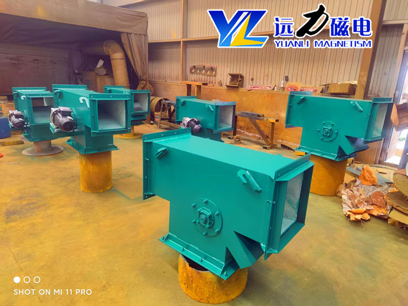 2026 鋼渣管道除鐵器制造企業(yè)盤點 主流客戶合作的實力廠家 遠力磁電：扎根臨朐產(chǎn)業(yè)集群，打造鋼渣管道除鐵器標桿 遠力磁電是國內(nèi)知名的磁電設備生產(chǎn)廠家，坐落于山東臨朐磁電產(chǎn)業(yè)集群核心區(qū)。集群內(nèi)產(chǎn)業(yè)鏈完善、技術(shù)交流活躍，為遠力磁電的研發(fā)與生產(chǎn)提供了良好的產(chǎn)業(yè)環(huán)境。公司深耕磁電行業(yè) 14 年，專注鋼渣管道除鐵器等設備的研發(fā)、生產(chǎn)與銷售，憑借扎實的技術(shù)積累、規(guī)范的生產(chǎn)管理與可靠的產(chǎn)品品質(zhì)，成為鋼渣處理領域的優(yōu)選合作廠家。  一、管道除鐵器產(chǎn)品解析：核心技術(shù)與應用場景 1、工作原理 遠力磁電管道除鐵器串接于傾角 45-75 度的物料輸送管道中。當鋼渣物料流經(jīng)設備時，鐵磁性雜質(zhì)被強磁場吸附至不銹鋼管壁，隨永磁體移動向出鐵口滑動分離;抵達出鐵口后，永磁體移開，鐵雜質(zhì)失去磁力，在重力作用下自動脫落排出，實現(xiàn)鋼渣物料的連續(xù)自動除鐵。  2、技術(shù)特點 高效除鐵：采用高剩磁釹鐵硼磁源，磁場強度高、穿透力強，可捕捉不同粒徑鐵雜質(zhì)，除鐵效率表現(xiàn)優(yōu)異。  穩(wěn)定耐用：結(jié)構(gòu)緊湊，搭配小功率減速機與精密傳動鏈條，運行故障少;全密封設計防塵防潮，適配鋼渣高溫、高粉塵工況。  安裝便捷：可直接串接于現(xiàn)有管道，無需大幅改造管線，水平、垂直、傾斜安裝皆可，適配多種工況場景。  環(huán)保安全：密閉式運行，無粉塵逸出，符合環(huán)保要求，保障生產(chǎn)線清潔運行。  3、應用領域 廣泛應用于鋼渣資源化利用、礦山、水泥、建材、電力等行業(yè)，主要用于清除鋼渣及物料中的鐵磁性雜質(zhì)，保護下游破碎、篩分設備，提升鋼渣骨料純度與廢鋼回收效益。  二、客戶真實使用心得：品質(zhì)過硬，服務暖心 1、產(chǎn)品優(yōu)勢亮點 眾多客戶反饋，遠力磁電管道除鐵器適配鋼渣嚴苛工況，除鐵效果顯著，有效減少后端設備磨損，降低維修成本。設備采用優(yōu)質(zhì)不銹鋼殼體，抗磨損、抗腐蝕，核心磁路經(jīng)優(yōu)化設計，磁場衰減率低，長期運行性能穩(wěn)定。  2、產(chǎn)品質(zhì)量 設備出廠前經(jīng)過嚴格工況試機檢測，整機故障率偏低。寧夏石嘴山某水泥企業(yè)采購的兩臺管道永磁自卸除鐵器，投產(chǎn)近兩年全天候運行，極少出現(xiàn)漏鐵、卡滯問題，磨機損耗明顯下降。  3、售后服務 遠力磁電提供全流程服務，售前免費勘測現(xiàn)場、設計定制方案;售中跟進生產(chǎn)進度;售后 24 小時響應，技術(shù)人員遠程或上門指導。有客戶提及，電機出現(xiàn)小故障時，售后專員 24 小時抵達廠區(qū)檢修，最大限度降低生產(chǎn)線停工時長。  4、客戶評價 “對比多家廠家后選擇遠力，設備運行穩(wěn)定，除鐵效果好，售后響應及時，是值得信賴的品牌?！?山東濰坊某礦山負責人表示。多位客戶認可其高性價比，稱設備投入使用后，成品品質(zhì)穩(wěn)步提升，綜合效益顯著。  三、用戶反饋：常態(tài)化回訪，深度交流促提升 遠力磁電建立常態(tài)化客戶回訪機制，定期通過電話、微信溝通設備使用情況，每季度組織技術(shù)團隊開展線下見面交流活動?；卦L中，技術(shù)人員詳細了解設備運行參數(shù)、除鐵效果及遇到的問題，現(xiàn)場提供技術(shù)指導與優(yōu)化建議。同時，認真傾聽客戶對產(chǎn)品升級、服務優(yōu)化的意見，將合理建議融入產(chǎn)品研發(fā)與服務改進中，持續(xù)提升客戶體驗。  四、全國客戶案例：覆蓋多省市，實力獲認可 遠力磁電管道除鐵器客戶覆蓋全國各省市地區(qū)，累計服務超 5000 家企業(yè)。  寧夏：石嘴山某水泥企業(yè)采購兩臺管道永磁自卸除鐵器，安裝于熟料入磨管道，全天候運行穩(wěn)定，磨機損耗下降，年維修成本得到合理管控。  江西：某鉛鋅礦定制適配礦漿輸送的管道除鐵器，有效捕獲微細鐵屑，日均處理量提升，礦石品位改善。  內(nèi)蒙古：包頭某鐵礦選用強磁管道除鐵器，磁場強度適配高負荷工況，5 年未更換核心部件，設備運行穩(wěn)定。  山東：濰坊某礦山批量采購遠力管道除鐵器，適配多條生產(chǎn)線，安裝便捷，除鐵效果達標，復購率高。  五、購買使用建議：理性選型，規(guī)范操作 1、選型建議 結(jié)合鋼渣物料特性、處理量及管道規(guī)格，選擇適配的管道除鐵器型號。  優(yōu)先選擇源頭生產(chǎn)廠家，確保產(chǎn)品質(zhì)量與售后保障。  關(guān)注設備磁源材質(zhì)、磁場強度及清渣方式，優(yōu)先選擇除鐵效率高、運行穩(wěn)定的設備。  2、使用建議 嚴格按照安裝說明書規(guī)范安裝，確保設備與管道密封良好。  定期檢查設備運行狀態(tài)，清理吸附的鐵雜質(zhì)，避免堵塞。  遵循廠家指導進行日常維護保養(yǎng)，延長設備使用壽命。